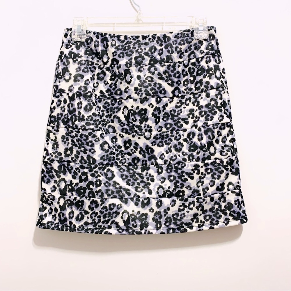 🌸Amy Byer Women’s Floral Mini Skirt